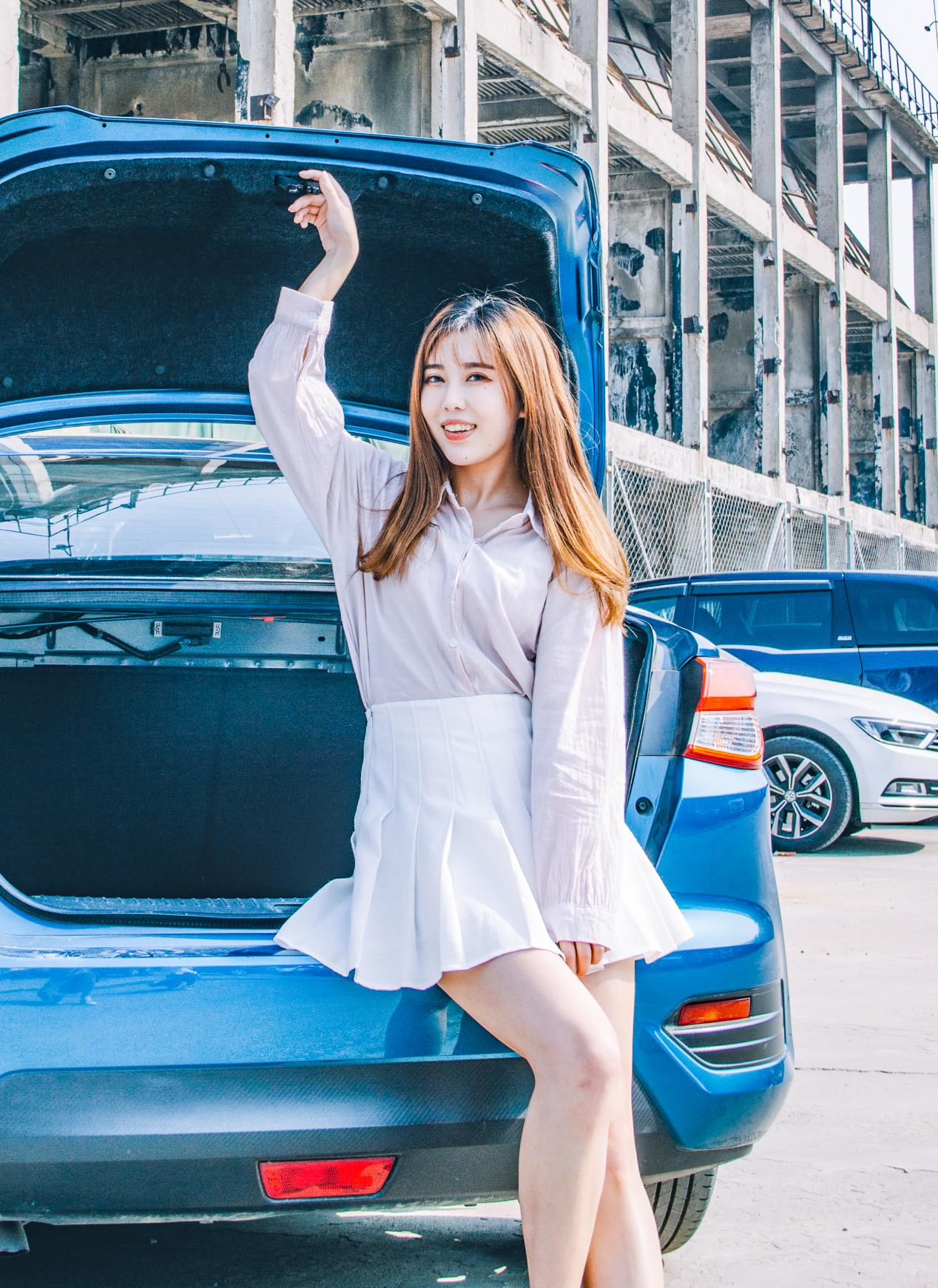 遇见你是最美的风景甜美媳妇当车模